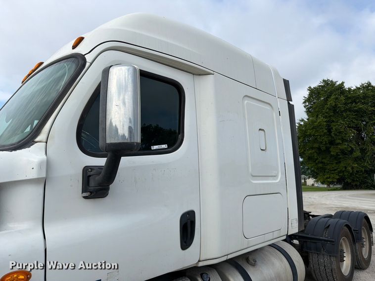 image for item EL0109 2016 Freightliner Cascadia semi truck