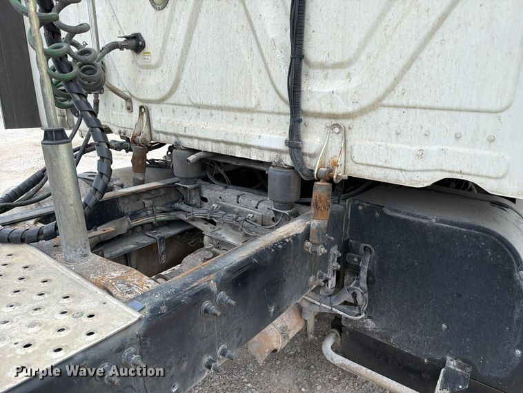 image for item EL0109 2016 Freightliner Cascadia semi truck