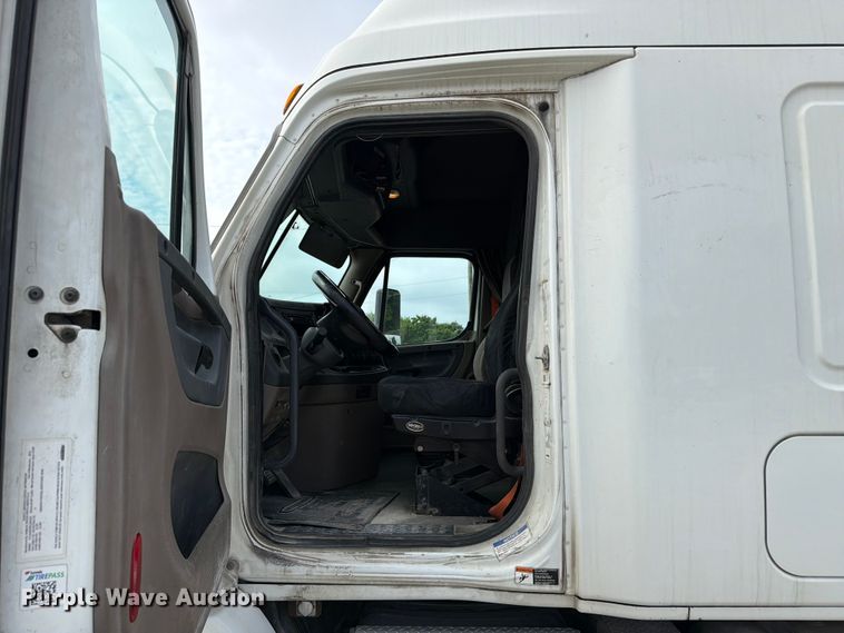 image for item EL0109 2016 Freightliner Cascadia semi truck