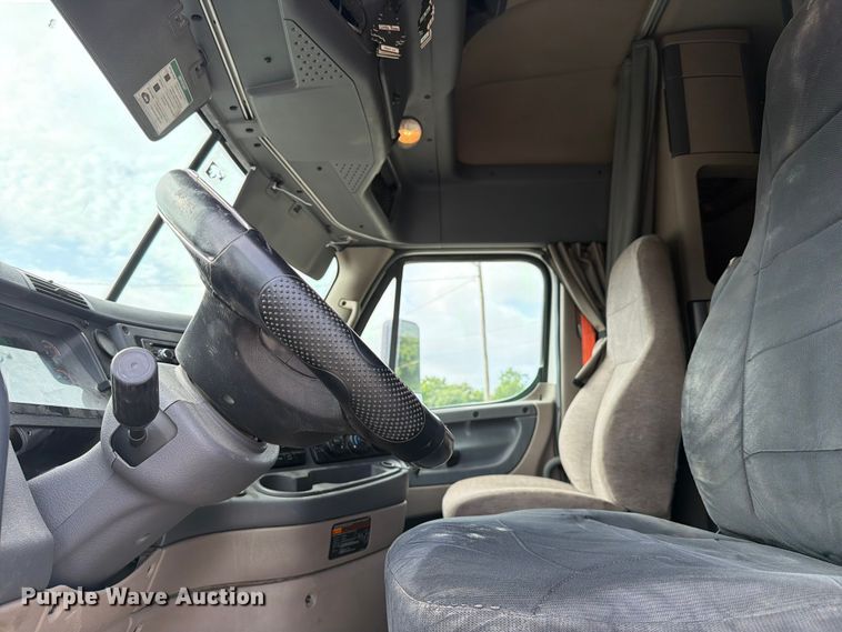 image for item EL0109 2016 Freightliner Cascadia semi truck