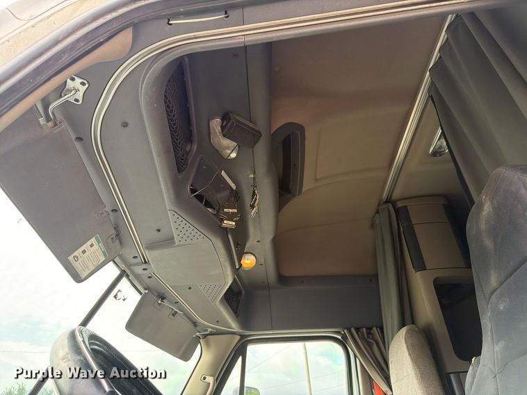 image for item EL0109 2016 Freightliner Cascadia semi truck