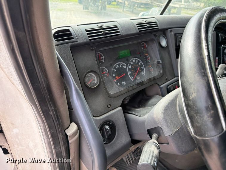 image for item EL0109 2016 Freightliner Cascadia semi truck