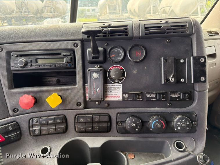 image for item EL0109 2016 Freightliner Cascadia semi truck