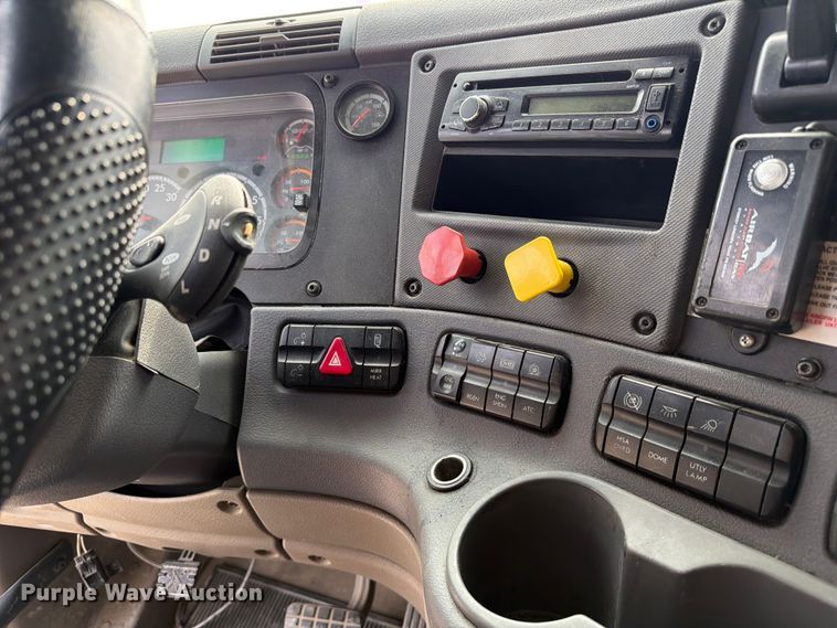 image for item EL0109 2016 Freightliner Cascadia semi truck