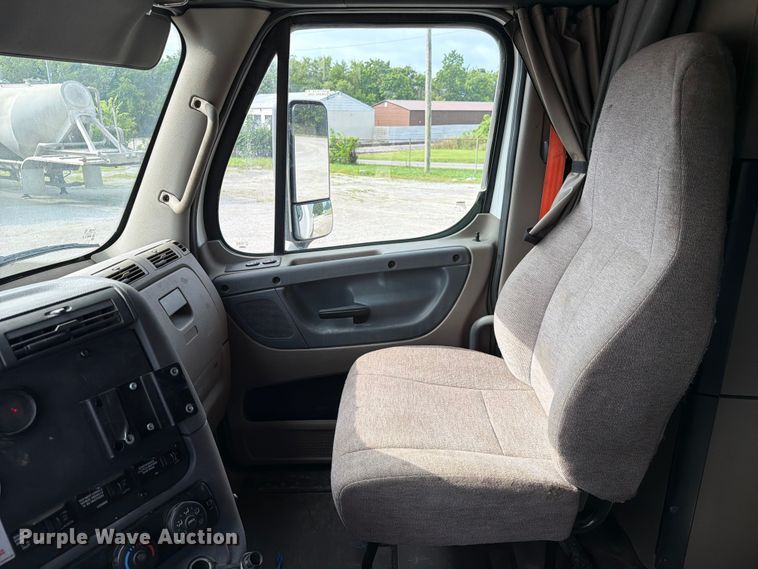 image for item EL0109 2016 Freightliner Cascadia semi truck