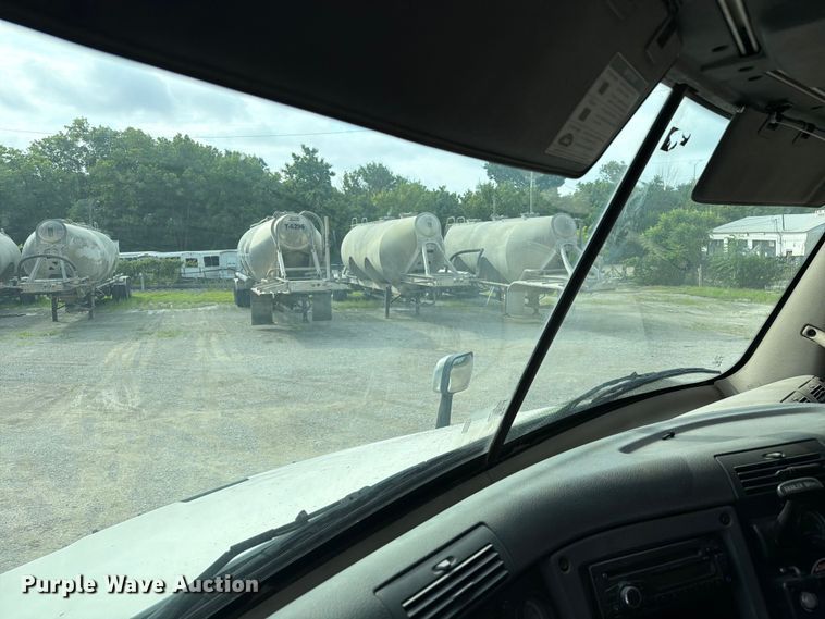 image for item EL0109 2016 Freightliner Cascadia semi truck