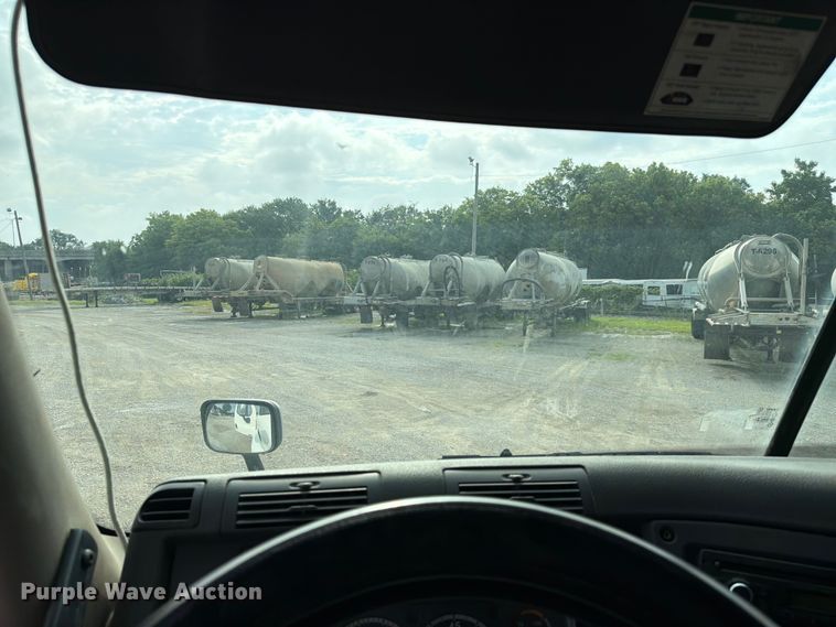 image for item EL0109 2016 Freightliner Cascadia semi truck