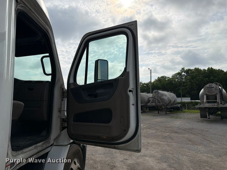 image for item EL0109 2016 Freightliner Cascadia semi truck
