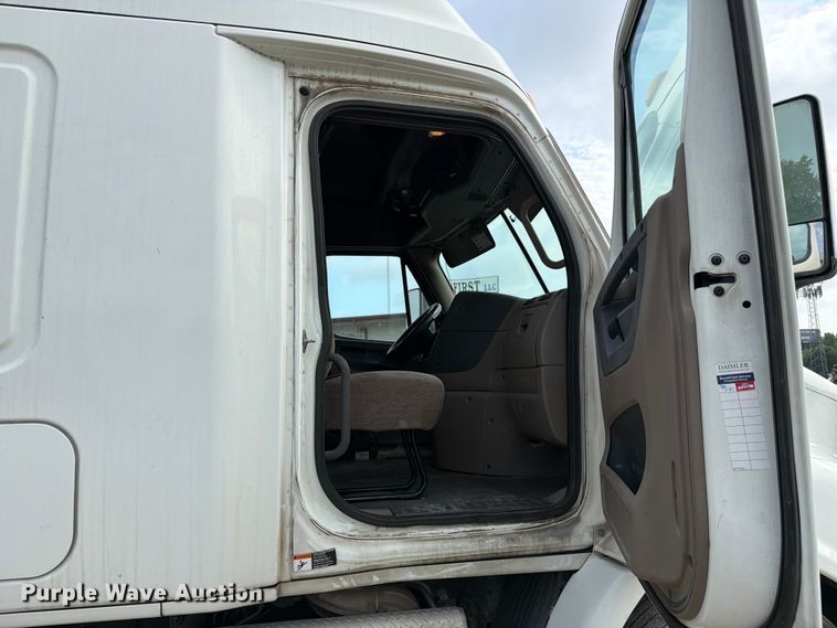 image for item EL0109 2016 Freightliner Cascadia semi truck