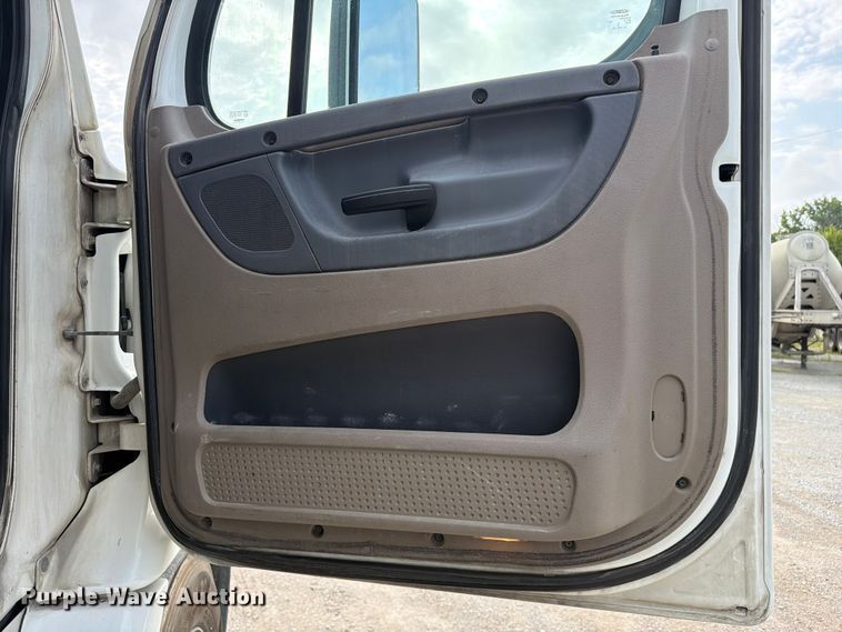 image for item EL0109 2016 Freightliner Cascadia semi truck