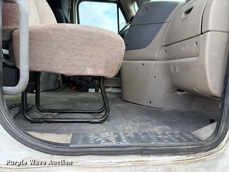 image for item EL0109 2016 Freightliner Cascadia semi truck