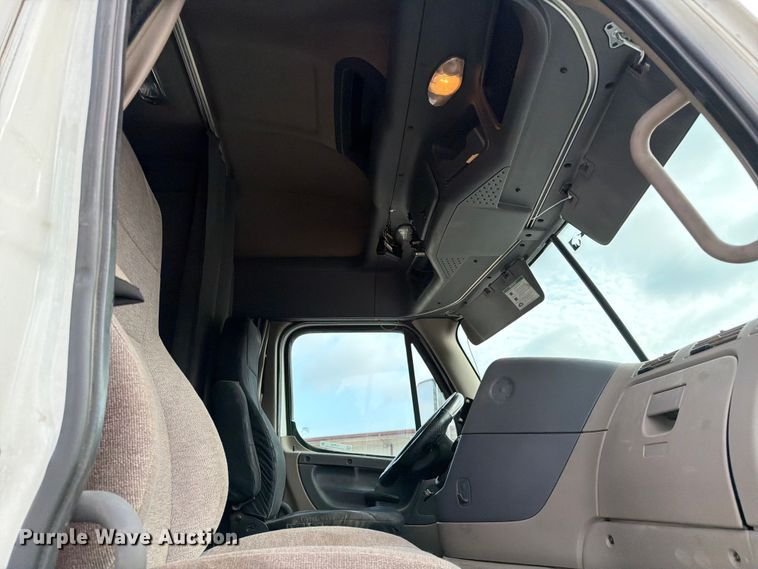 image for item EL0109 2016 Freightliner Cascadia semi truck