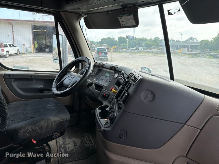 image for item EL0109 2016 Freightliner Cascadia semi truck