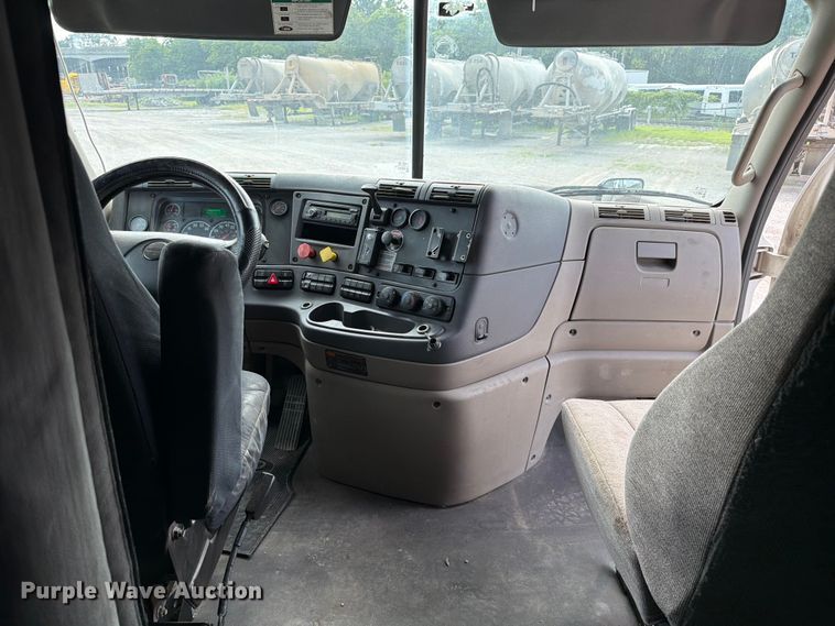 image for item EL0109 2016 Freightliner Cascadia semi truck