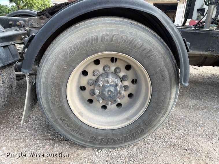 image for item EL0109 2016 Freightliner Cascadia semi truck
