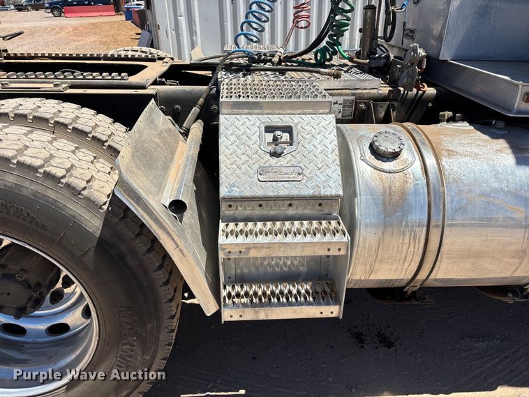 image for item EL2492 2011 Kenworth W900 semi truck
