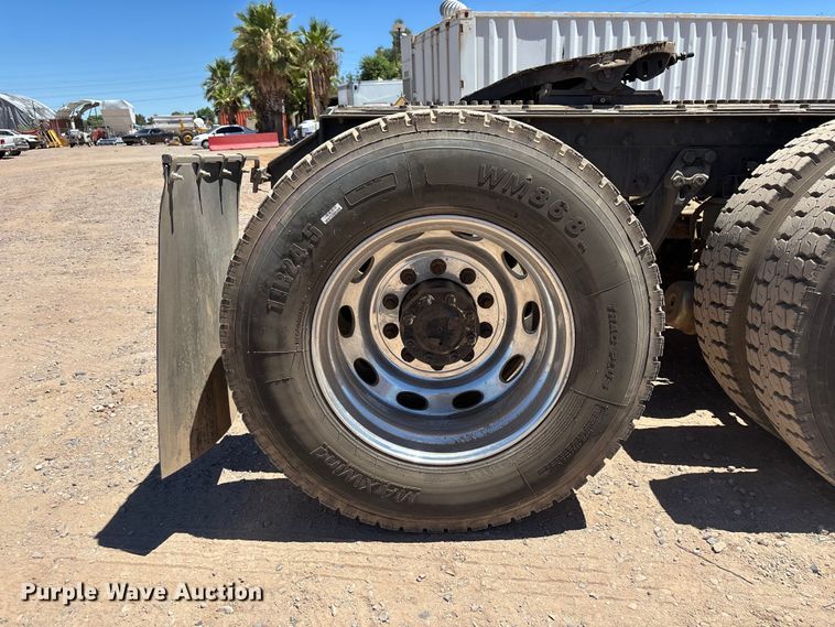 image for item EL2492 2011 Kenworth W900 semi truck