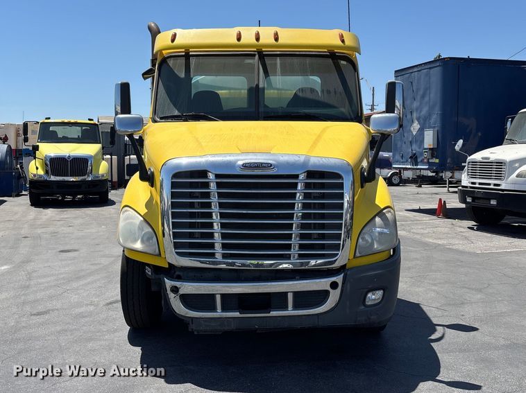 image for item EL2504 2013 Freightliner Cascadia fuel truck