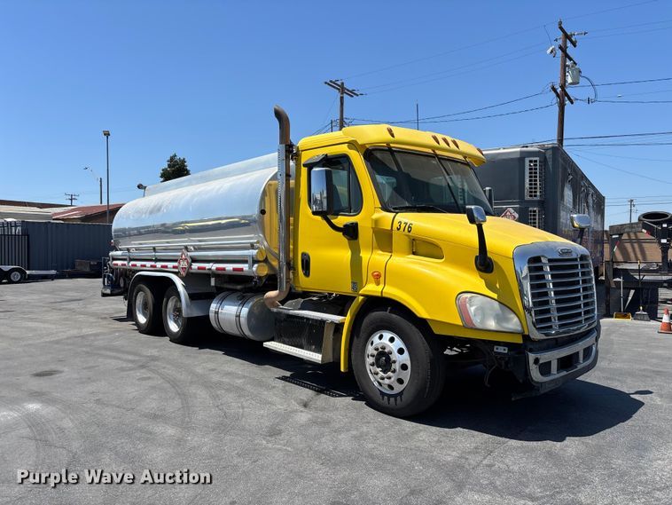 image for item EL2504 2013 Freightliner Cascadia fuel truck