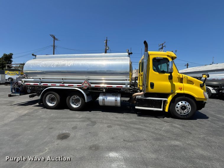 image for item EL2504 2013 Freightliner Cascadia fuel truck