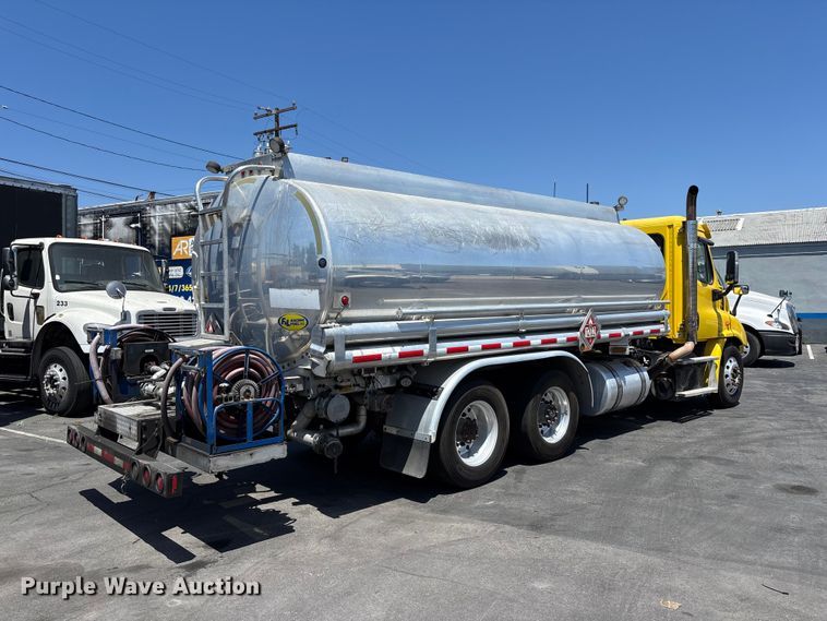 image for item EL2504 2013 Freightliner Cascadia fuel truck