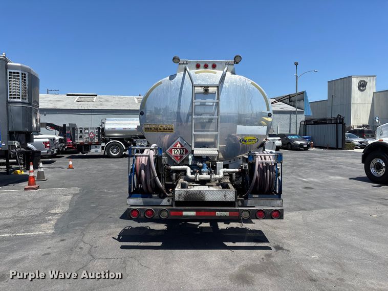 image for item EL2504 2013 Freightliner Cascadia fuel truck