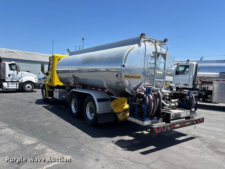 image for item EL2504 2013 Freightliner Cascadia fuel truck