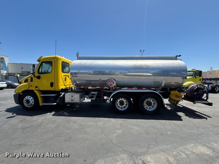 image for item EL2504 2013 Freightliner Cascadia fuel truck