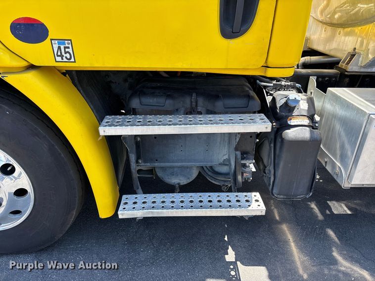 image for item EL2504 2013 Freightliner Cascadia fuel truck