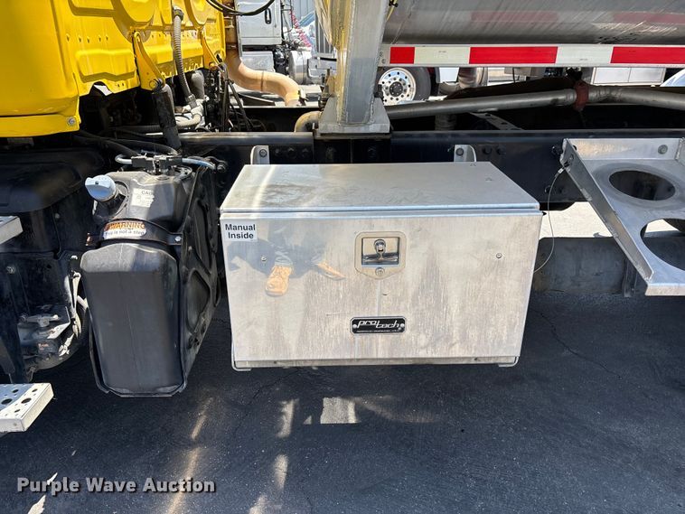 image for item EL2504 2013 Freightliner Cascadia fuel truck