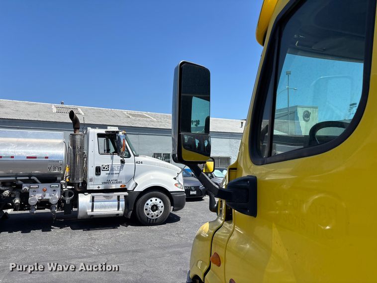 image for item EL2504 2013 Freightliner Cascadia fuel truck