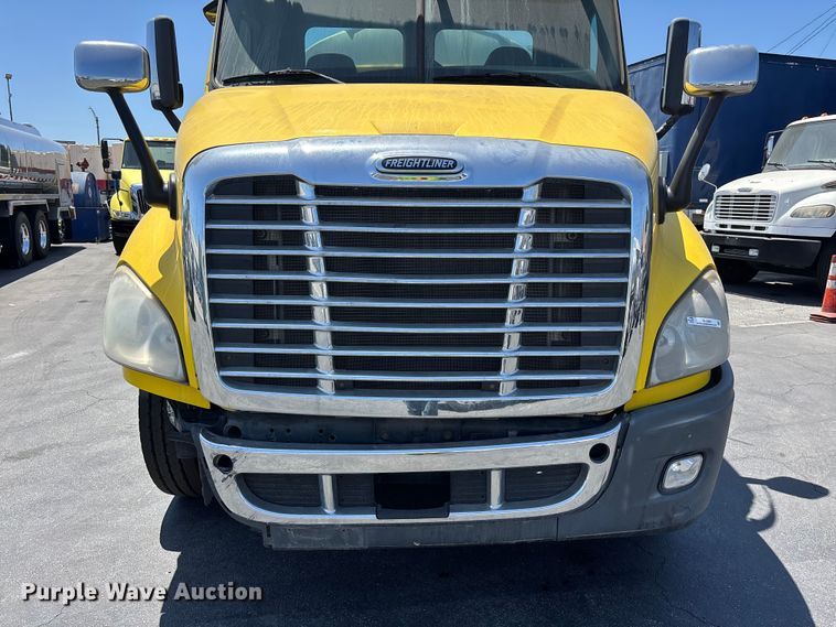 image for item EL2504 2013 Freightliner Cascadia fuel truck