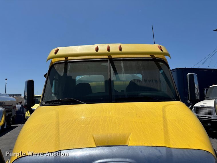 image for item EL2504 2013 Freightliner Cascadia fuel truck