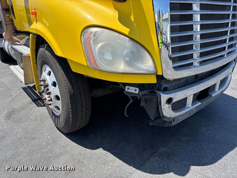 image for item EL2504 2013 Freightliner Cascadia fuel truck