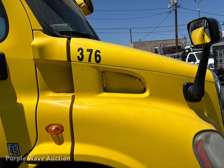 image for item EL2504 2013 Freightliner Cascadia fuel truck
