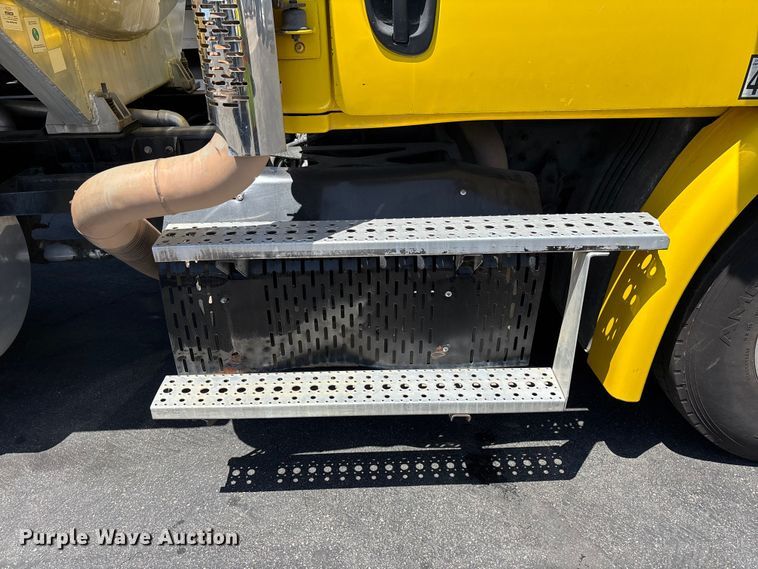 image for item EL2504 2013 Freightliner Cascadia fuel truck
