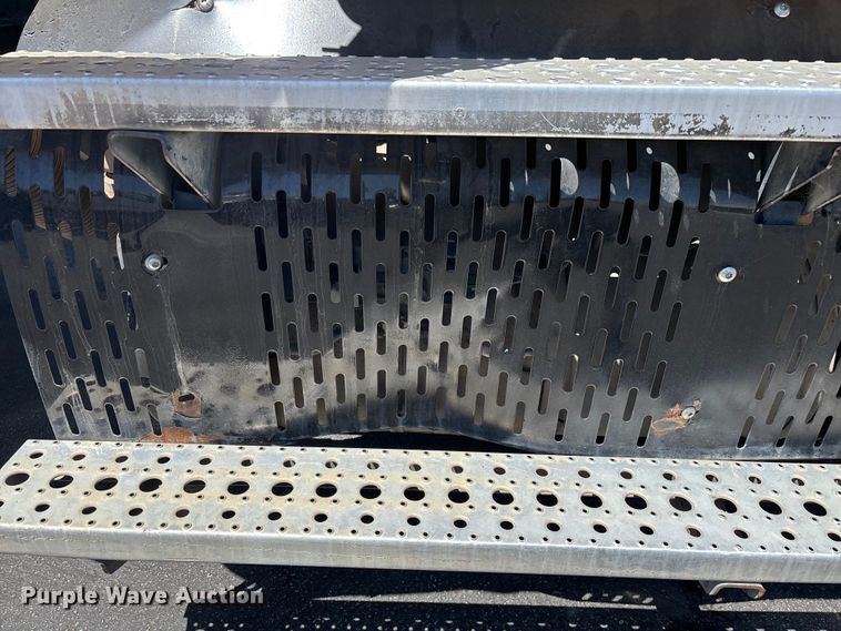 image for item EL2504 2013 Freightliner Cascadia fuel truck