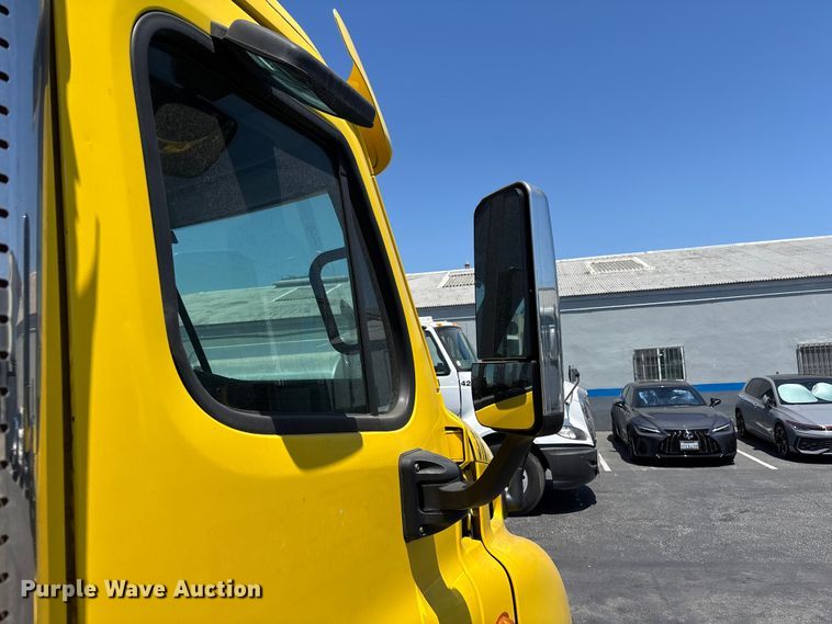 image for item EL2504 2013 Freightliner Cascadia fuel truck