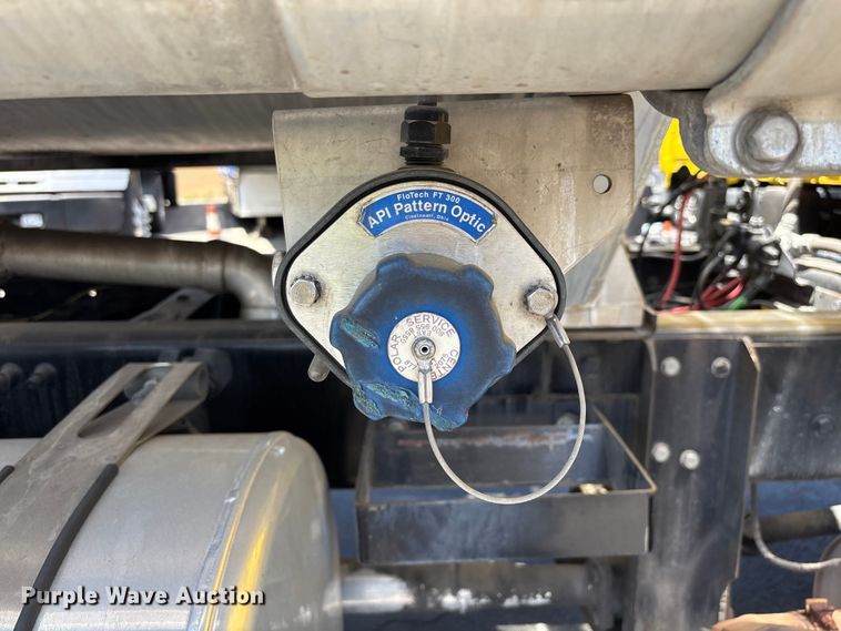image for item EL2504 2013 Freightliner Cascadia fuel truck