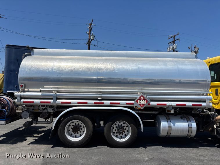 image for item EL2504 2013 Freightliner Cascadia fuel truck