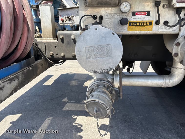 image for item EL2504 2013 Freightliner Cascadia fuel truck