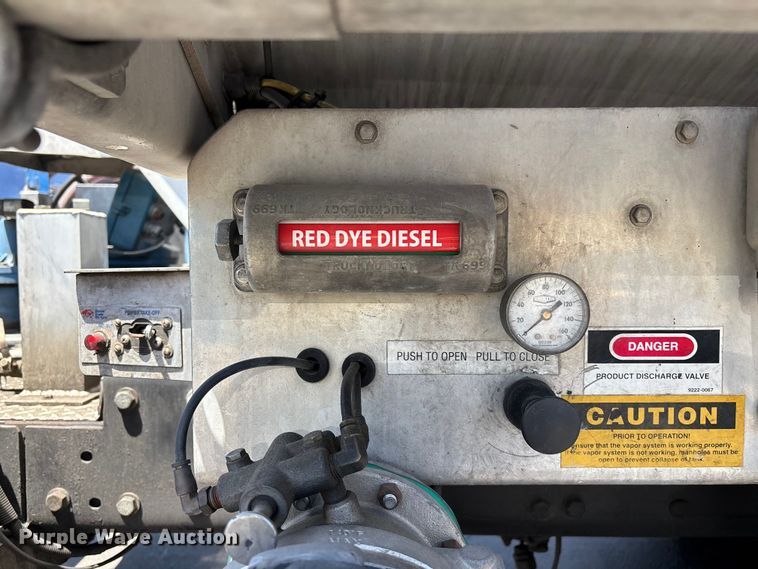 image for item EL2504 2013 Freightliner Cascadia fuel truck