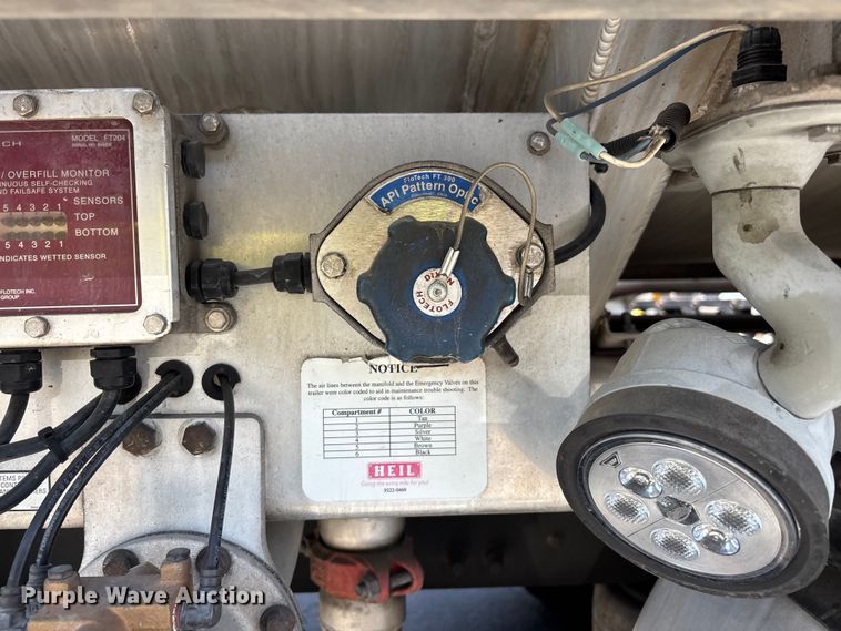 image for item EL2504 2013 Freightliner Cascadia fuel truck