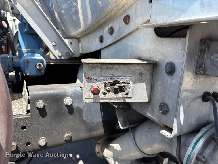 image for item EL2504 2013 Freightliner Cascadia fuel truck