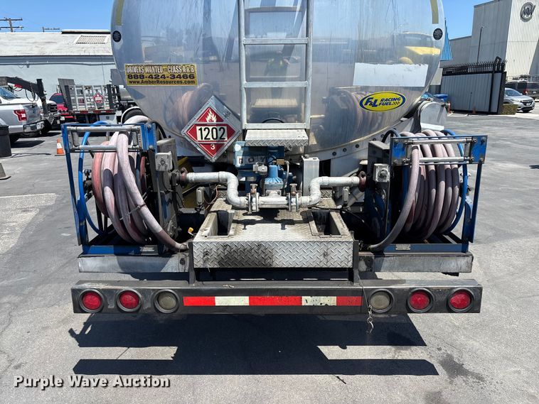 image for item EL2504 2013 Freightliner Cascadia fuel truck
