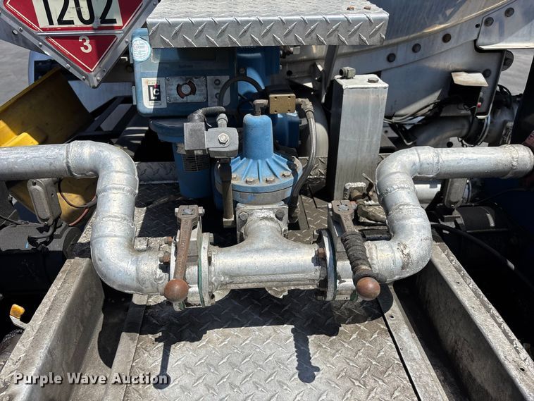 image for item EL2504 2013 Freightliner Cascadia fuel truck