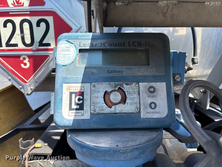 image for item EL2504 2013 Freightliner Cascadia fuel truck