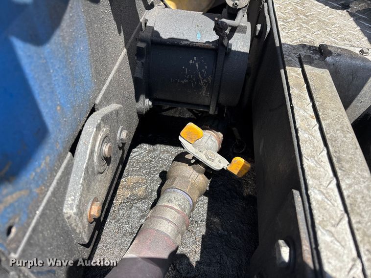 image for item EL2504 2013 Freightliner Cascadia fuel truck