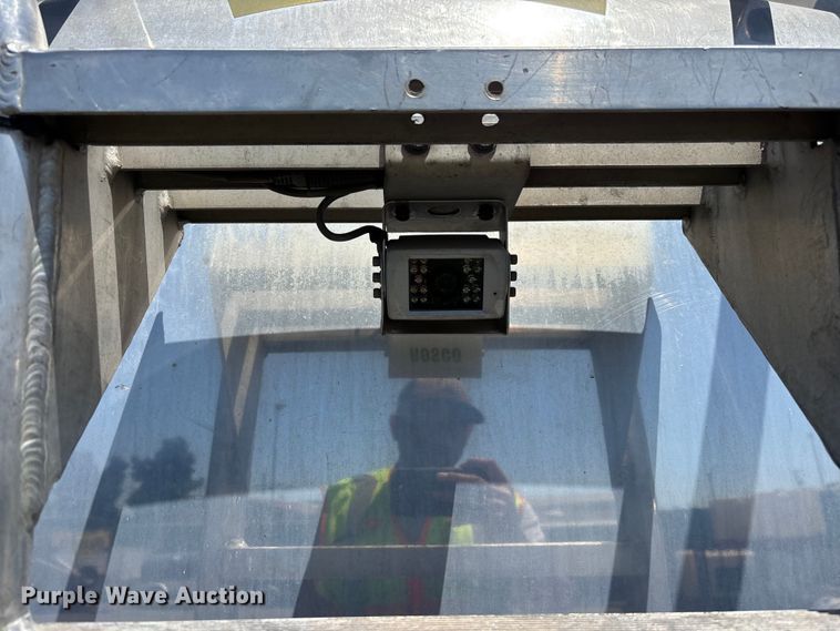 image for item EL2504 2013 Freightliner Cascadia fuel truck