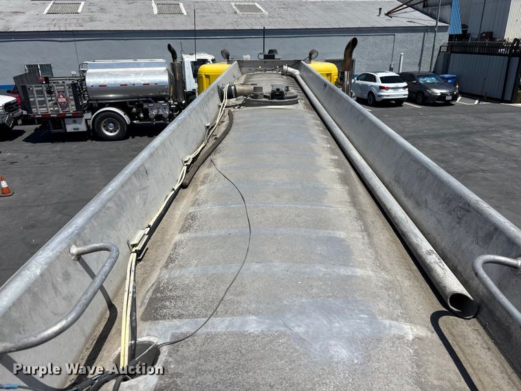 image for item EL2504 2013 Freightliner Cascadia fuel truck